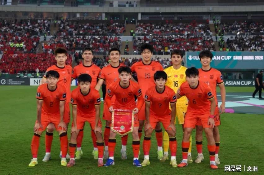 新葡京娱乐-U23国足回国！获献鲜花花环 大量球迷热情接机：欢迎英雄凯旋归来